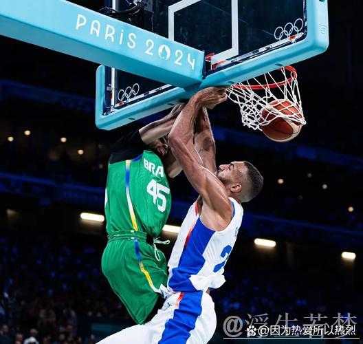 戈贝尔双手强扣补篮 兰德尔抛投失准